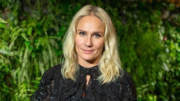 MTV: Laura Malmivaara, 48, avoimena vauva-arjestaan - puhelin vei huomion pienokaisesta laura malmivaara