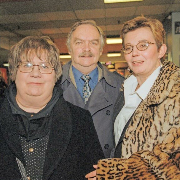 Näyttelijäperhe Ritva Valkama, hänen miehensä Pertti Palo ja Sanna-Kaisa Palo harvinaisessa yhteiskuvassa vuonna 1998. Näyttelijäperhe Ritva Valkama, hänen miehensä Pertti Palo ja Sanna-Kaisa Palo harvinaisessa yhteiskuvassa vuonna 1998.