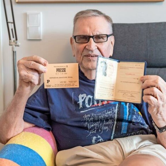 – Näistä olen ylpeä, ja olen halunnut ne säilyttää, Eino toteaa esitellen 70 vuotta vanhoja ledistökorttejaan. – Näistä olen ylpeä, ja olen halunnut ne säilyttää, Eino toteaa esitellen 70 vuotta vanhoja ledistökorttejaan.