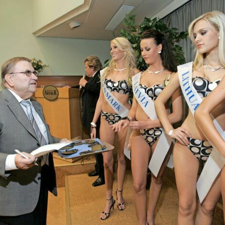 Eino luotsasi kymmeniä missikisoja uransa aikana. Kuvassa hän ohjeistaa Miss Baltic Sea -kandidaatteja 2005.