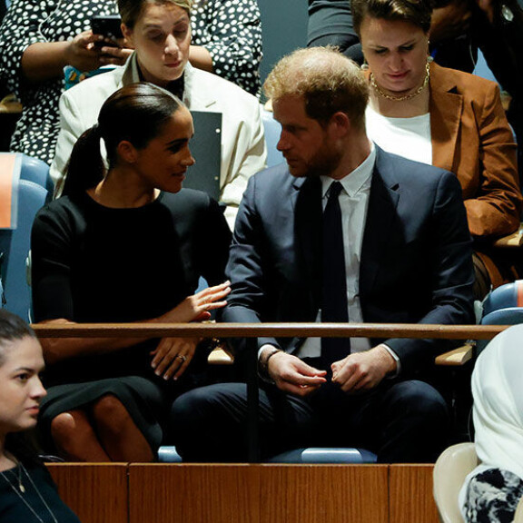 Meghan istui kaksi tuntia kestäneen tilaisuuden ajan salin sivukatsomossa. Sussexin herttuapari Harry ja Meghan