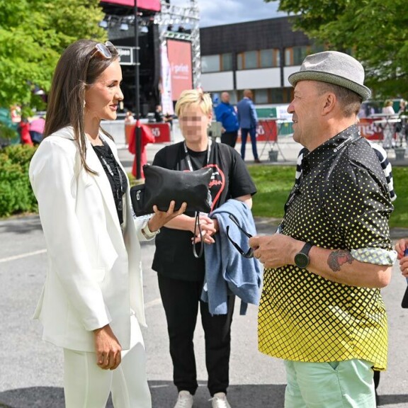 Tangokuningatar 2017 Aino Niemi onnitteli Jaskaa hyvästä menestyksestä Voice Seniorissa. – Oli ilo seurata sinua, Aino kiitteli Tangomarkkinoilla. Tangokuningatar 2017 Aino Niemi onnitteli Jaskaa hyvästä menestyksestä Voice Seniorissa. – Oli ilo seurata sinua, Aino kiitteli Tangomarkkinoilla.