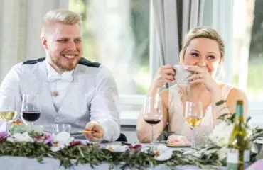 Ensitreffit alttarilla -Venlalta yllättävä avautuminen - yli vuosi etäsuhteessa: "Joka toinen kysyy multa et muutetaanko Karlin kaa yhteen"