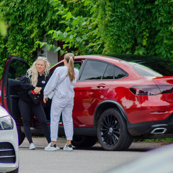 Erna jutteli ystävättärensä kanssa. Erna Husko auto