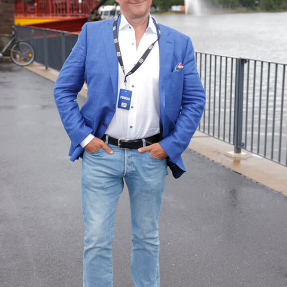 Mikaelilta irtosi hymy, vaikka SuomiAreena-viikon säät eivät hellinetkään tilaisuuksissa puhuneita. Mikael Jungner
