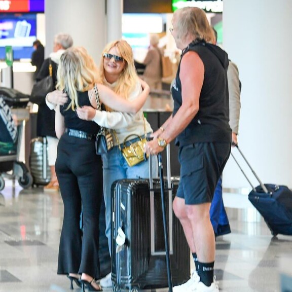 Näin Danny, Helmi ja Erika kohtasivat kesäkuussa Helsinki-Vantaan lentoasemalla, kun Danny ja Erika palasivat Rodokselta lomamatkaltaan. Danny, Helmi ja Erika
