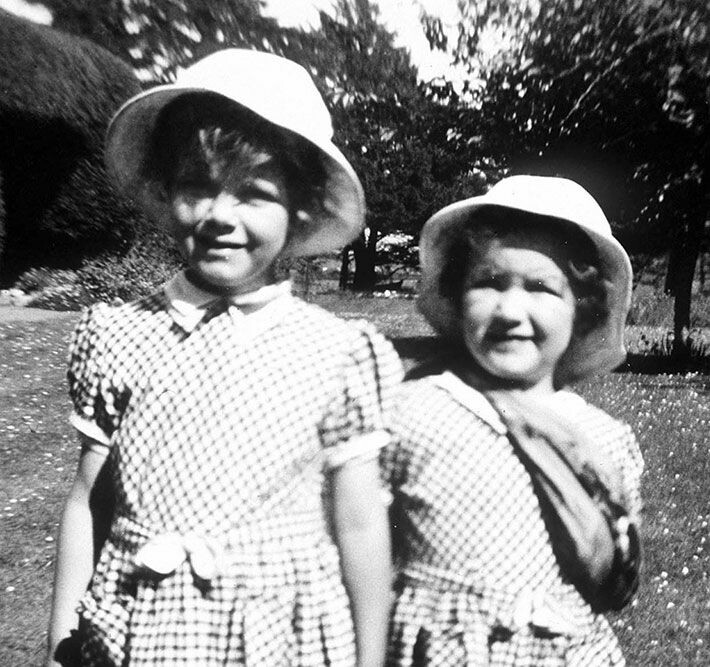 Neljävuotias Camilla pikkusiskonsa Annabelin kanssa 1950-luvun alussa. Camilla ja Annabel Shand