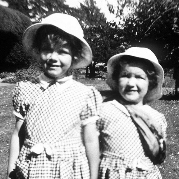 Neljävuotias Camilla pikkusiskonsa Annabelin kanssa 1950-luvun alussa. Camilla ja Annabel Shand