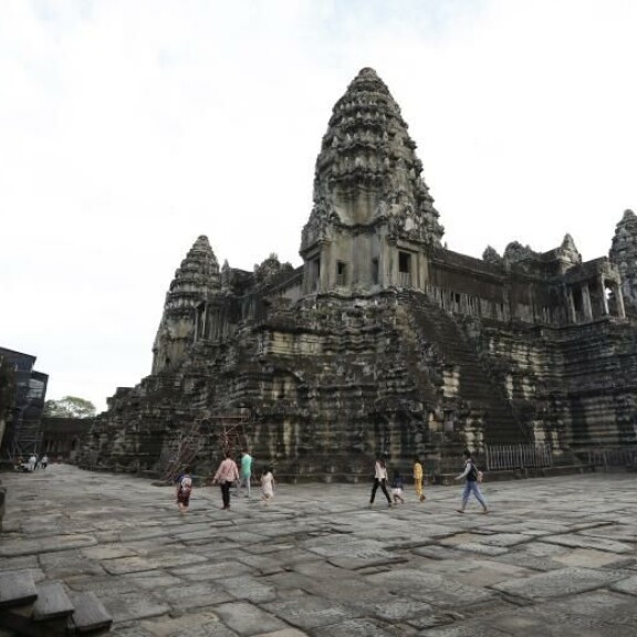 Kappale kätkee taakseen surullisen, Kambodzaan sijoittuvan tarinan. Kuvassa Kambodzan kuuluisin nähtävyys Angkorin temppeli. Angkor Wat