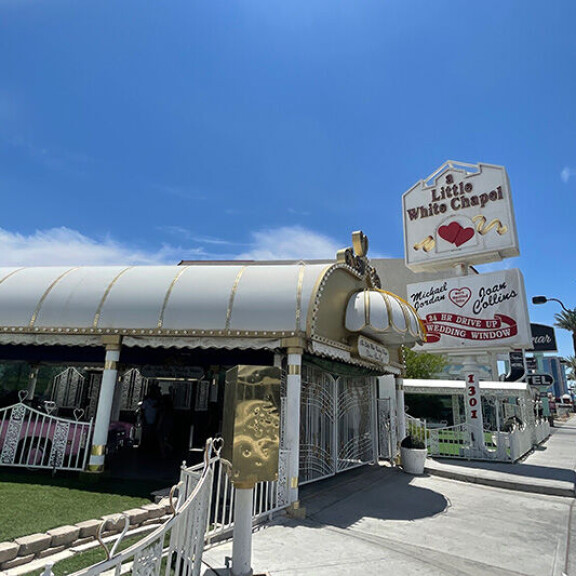 Myös Travis Barker ja Kourtney Kardashian karkasivat salaa naimisiin alkuvuodesta. Las Vegas Little White Chapel