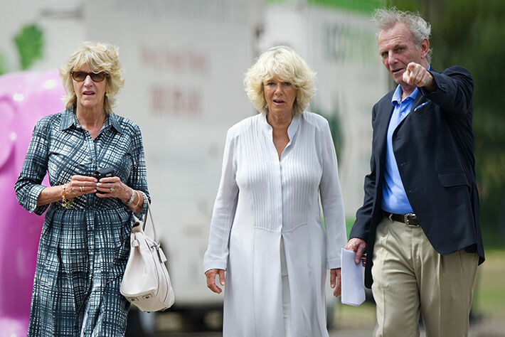 Camilla sisarustensa kanssa kesällä 2010. Mark Shand menehtyi tapaturmaisesti New Yorkissa 2014. Annabel Elliot, Cornwallin herttuatar Camilla ja Mark Shand