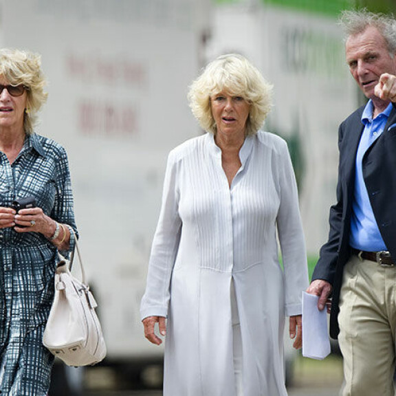 Camilla sisarustensa kanssa kesällä 2010. Mark Shand menehtyi tapaturmaisesti New Yorkissa 2014. Annabel Elliot, Cornwallin herttuatar Camilla ja Mark Shand
