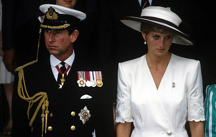 Charlesin ja Dianan avioliitto osoittautui virheeksi. Ikäero ja erilaiset mielenkiinnon kohteet kasvattivat kuilua parin välille. Prinssipari Charles ja Diana