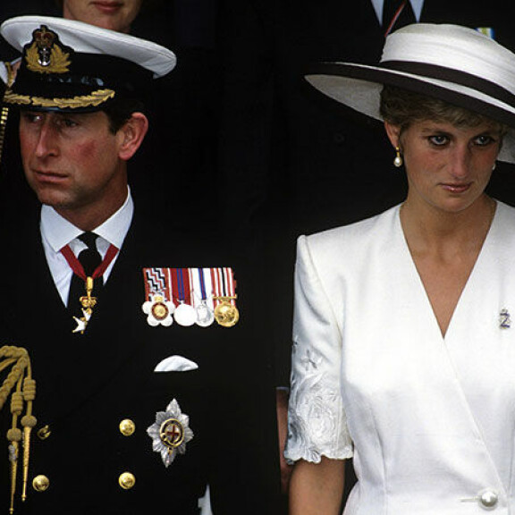 Charlesin ja Dianan avioliitto osoittautui virheeksi. Ikäero ja erilaiset mielenkiinnon kohteet kasvattivat kuilua parin välille. Prinssipari Charles ja Diana