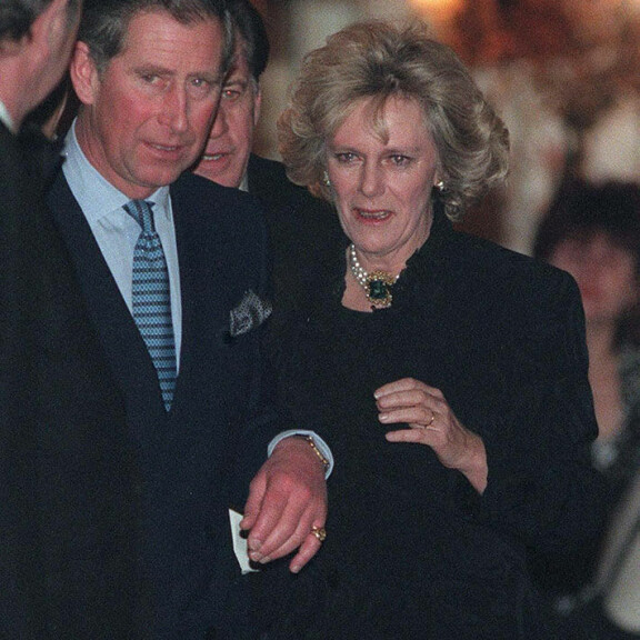 Charles ja Camilla tekivät suhteestaan julkisen tammikuussa 1999. Prinssi Charles ja Camilla Parker-Bowles
