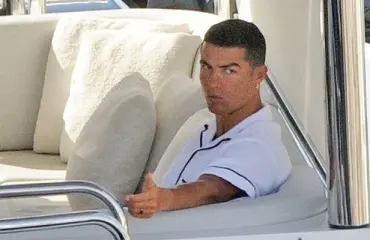 Cristiano Ronaldo ökyili Ibizan auringon alla – Georgina-rakas pikkubikineissä huvijahdilla 