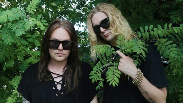 Blind Channel -rokkarit Joel Hokka ja Niko Moilanen keikka-arjesta: Kikkelit pestään huoltoaseman lavuaarissa Blind Channel