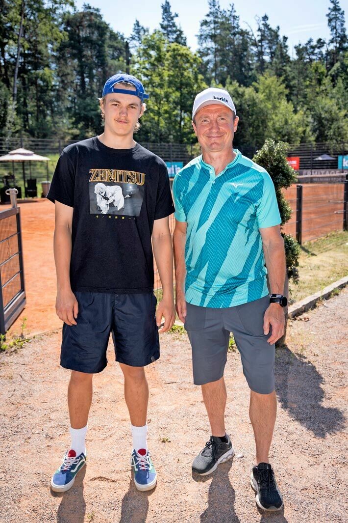 Jere Lehtinen ja hänen kiekkoileva poikansa Joel poseerasivat kameroille Bermuda-tennisturnauksessa Helsingin Kalastajatorpalla. – Joel on löytänyt oman tiensä, Jere toteaa.