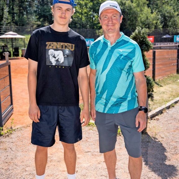 Jere Lehtinen ja hänen kiekkoileva poikansa Joel poseerasivat kameroille Bermuda-tennisturnauksessa Helsingin Kalastajatorpalla. – Joel on löytänyt oman tiensä, Jere toteaa. Jere Lehtinen ja hänen kiekkoileva poikansa Joel poseerasivat kameroille Bermuda-tennisturnauksessa Helsingin Kalastajatorpalla. – Joel on löytänyt oman tiensä, Jere toteaa.