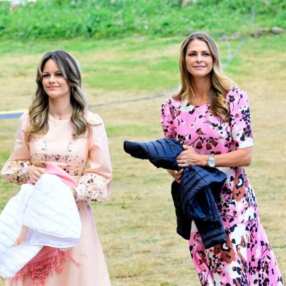Sofian päällä nähtiin ByMalinan roosanvärinen leninki, ja Madeleine oli pukeutunut pinkkiin Veronica Beardin mekkoon. Ruotsin prinsessat Madeleine ja Sofia