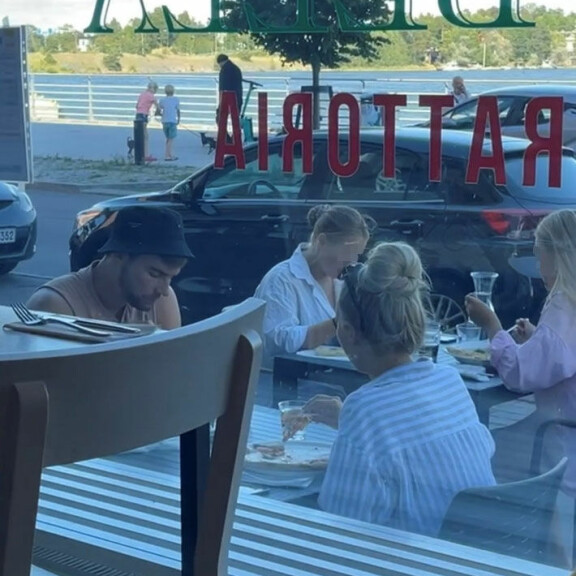 Pizza maistui sekä Timolle että seuralaiselle. Pizza maistui sekä Timolle että seuralaiselle.