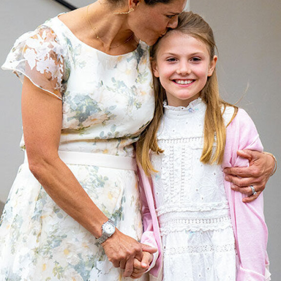 Victorian ja Estellen lämmin suhde on saanut huomiota kansainvälisessä mediassa. Ruotsin kruununprinsessa Victoria ja prinsessa Estelle