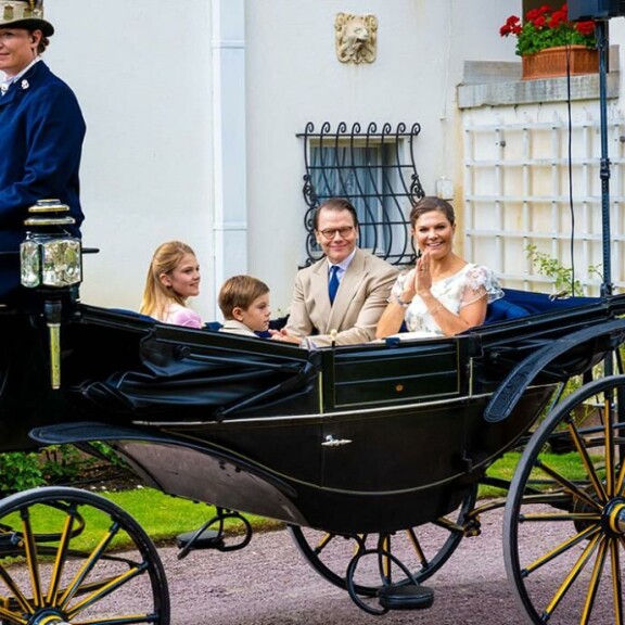 Victorian perhe ajoi ulkoilmakonserttiin hevoskyydillä. Ruotsin kruununprinsessapari Victoria ja Daniel sekä prinsessa Estelle ja prinssi Oscar