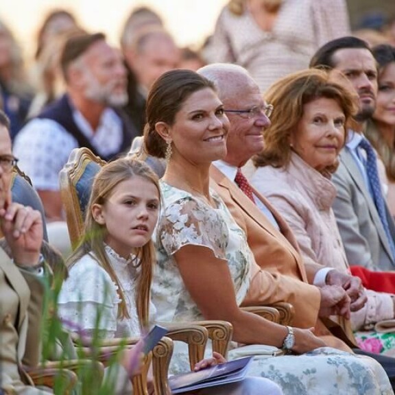 Victorian sisarukset puolisoineen oli kutsuttu Borgholmin linnassa pidettyyn konserttiin. Kruununprinsessapari Victoria ja Daniel sekä prinsessa Estelle ja prinssi Oscar, hallitsijapari Kaarle Kustaa ja Silvia, prinssipari Carl Philip ja Sofia sekä prinsessa Madeleine