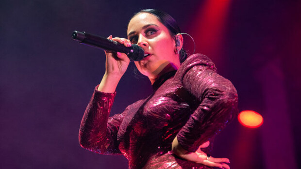 Rynkytystä ja vetkutusta! Näin läpinäkyvässä asussa esiintynyt Anna Abreu villitsi Ruisrockin - kaikenkertova video julki Anna Abreu