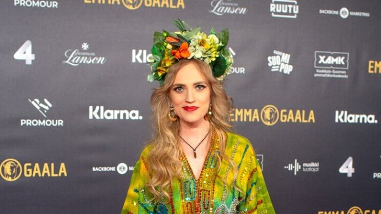 Lemmenloma? Haloo Helsingin Elli mysteerimiehen kanssa – kuva! Elli Haloo