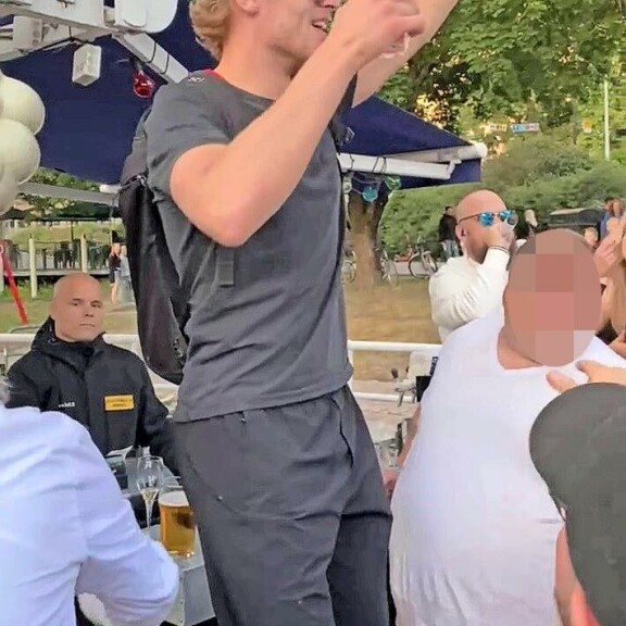 Kiekkomiljonääri Mikko Rantanen villitsi keikkayleisöä turkulaisen ravintolalaiva Donnan terassilla. Kiekkomiljonääri Mikko Rantanen villitsi keikkayleisöä turkulaisen ravintolalaiva Donnan terassilla.