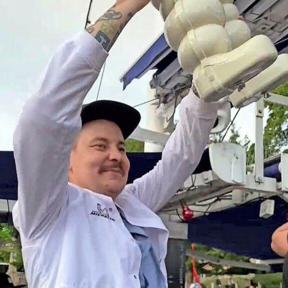 Rantasen seurassa tuoretta Michelin-tähteään juhli myös huippukokki Erik Mansikka. Rantasen seurassa tuoretta Michelin-tähteään juhli myös huippukokki Erik Mansikka.