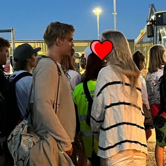 Aku ja mysteerinainen jonottivat yhdessä bussiin pääsyä. Aku Sipola