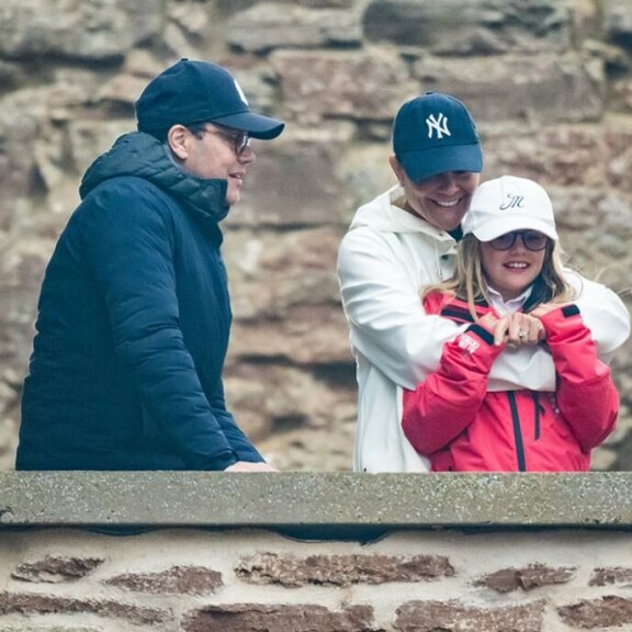 Suloinen Estelle sai hymyn Victoria-äidin huulille. Kruununprinsessapari Victoria ja Daniel ja prinsessa Estelle