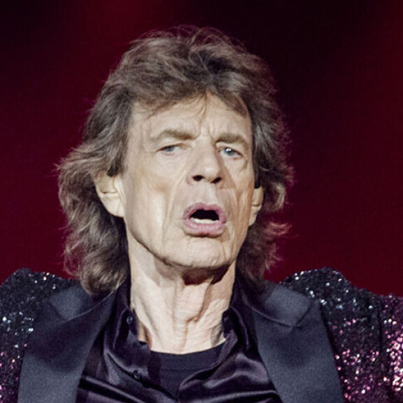 Tässä kuvassa Mick on totisempi, mutta hänet tunnetaan persoonallisista ilmeistään. Mick Jagger