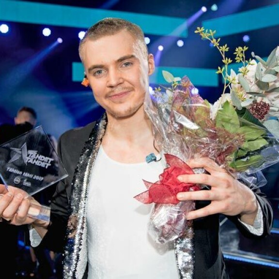 Elias Kaskinen kuului Sanna Marinin lokakuiseen biletysseuraan. Vuonna 2017 hän voitti Tähdet, tähdet -kisan. Elias Kaskinen kuului Sanna Marinin lokakuiseen biletysseuraan. Vuonna 2017 hän voitti Tähdet, tähdet -kisan.