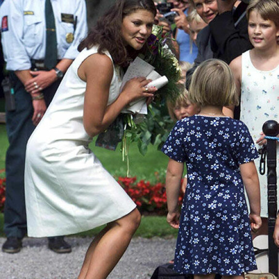 Kruununprinsessa Victoria täyttää 45 vuotta - nostalgiset synttärikuvat kertovat kasvutarinan herkästä teinistä rakastetuksi kruununperijäksi Ruotsin kruununprinsessa Victoria