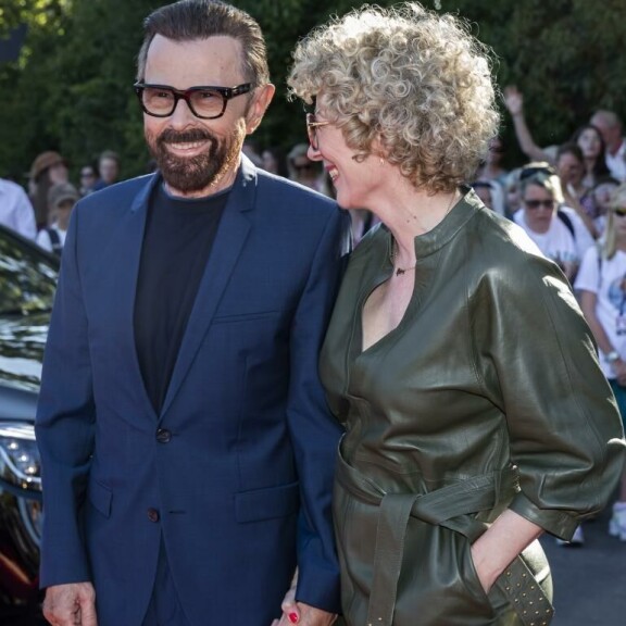 Björn poseerasi hymy korvissa uuden kultansa kanssa. Björn Ulvaeus, Christina Sas