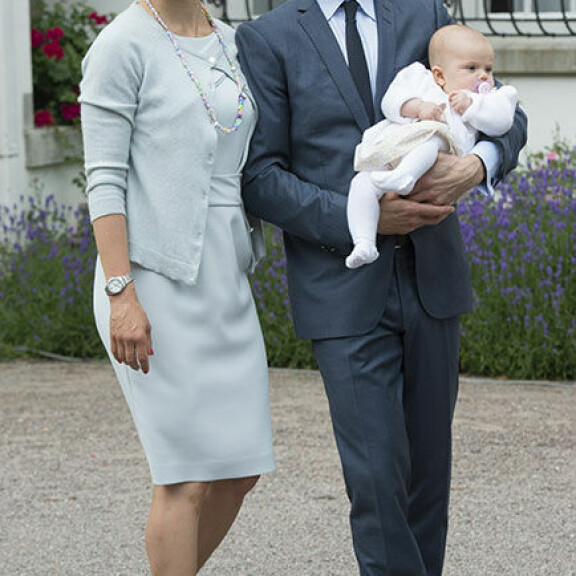 Kruununprinsessa Victoria täyttää 45 vuotta - nostalgiset synttärikuvat kertovat kasvutarinan herkästä teinistä rakastetuksi kruununperijäksi Ruotsin kruununprinsessapari Victoria ja Daniel sekä prinsessa Estelle