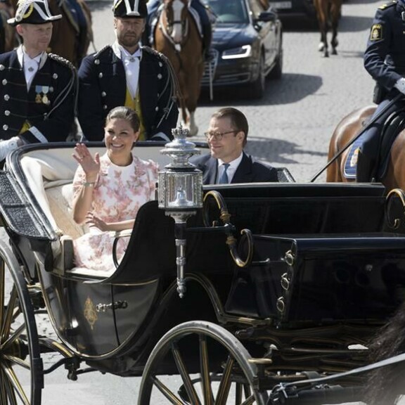 Kruununprinsessa Victoria täyttää 45 vuotta - nostalgiset synttärikuvat kertovat kasvutarinan herkästä teinistä rakastetuksi kruununperijäksi Ruotsin kruununprinsessapari Victoria ja Daniel