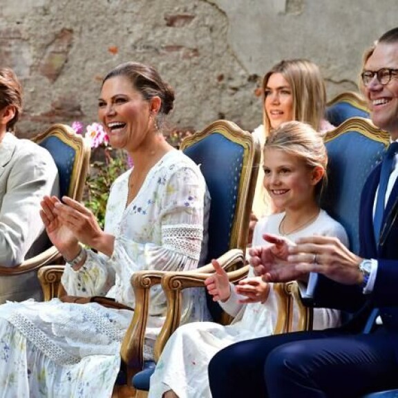 Kruununprinsessa Victoria täyttää 45 vuotta - nostalgiset synttärikuvat kertovat kasvutarinan herkästä teinistä rakastetuksi kruununperijäksi Ruotsin kruununprinsessapari Victoria ja Daniel sekä prinsessa Estelle