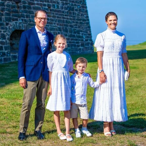 Kruununprinsessa Victoria täyttää 45 vuotta - nostalgiset synttärikuvat kertovat kasvutarinan herkästä teinistä rakastetuksi kruununperijäksi Ruotsin kruununprinsessapari Victoria ja Daniel sekä prinsessa Estelle ja prinssi Oscar