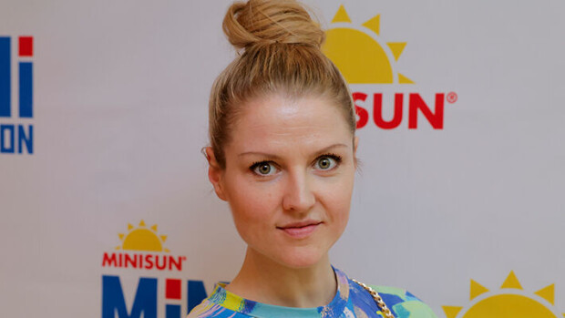 Wau, mikä festarikissa! Helmi-Leena Nummela yllättää rohkealla Ruisrock-tyylillään - ylistää mutavellikuorrutusta Helmi-Leena Nummela