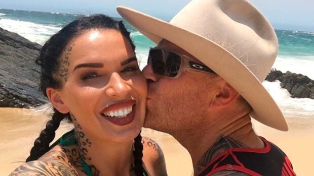 Sini Ariell pakeni Australiassa tulvaa viime hetkellä - kotitila veden vankina: 'Naapurimme soitti tunti lähtömme jälkeen...' Sini Ariell, Stuart Bonds