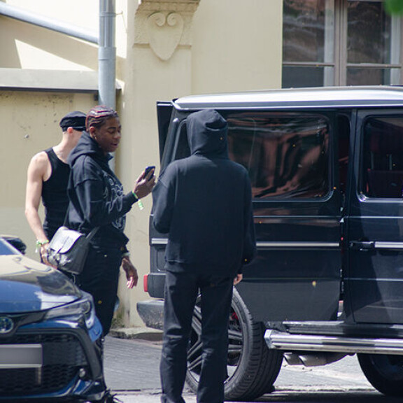 Cledos saapui parkkipaikalle ystäviensä kanssa. s