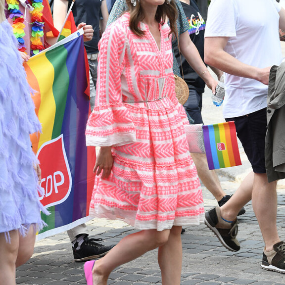 Tällaisessa mekossa Sanna Marin juhli Helsinki Pridessa. Tällaisessa mekossa Sanna Marin juhli Helsinki Pridessa.