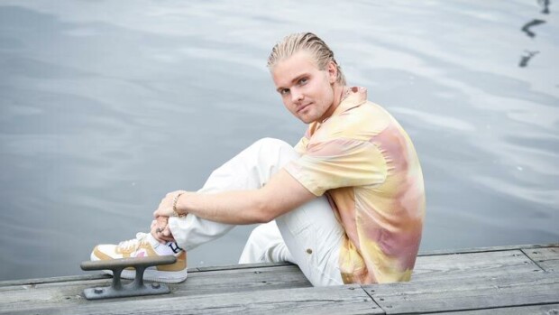 Benjamin Peltonen löysi poikaystävän – vapautuneisuus näkyy musiikissa: ”Siinä soi seksisaksofoni” Benjamin Peltonen