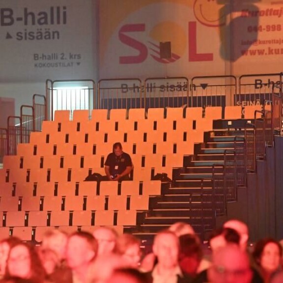 Seinäjoki Areenalla oli runsaasti tyhjiä paikkoja laulukilpailun finaalin karsinnassa torstaina 7.7.22. Seinäjoki Areena 2022