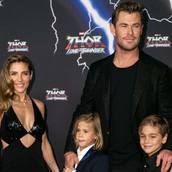 Chris ja vaimo Elsa Pataky sekä parin nuorimmat lapset Thor -elokuvan ensi-illassa. Chris ja perhe