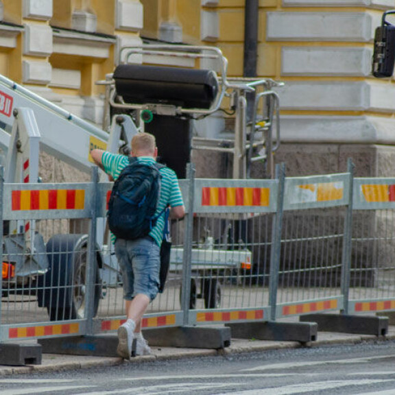 Redrama ei noudattanut ohjeita ja meni puikkelehtimaan rakennustyömaan aitojen viertä. Redrama ei noudattanut ohjeita ja meni puikkelehtimaan rakennustyömaan aitojen viertä.